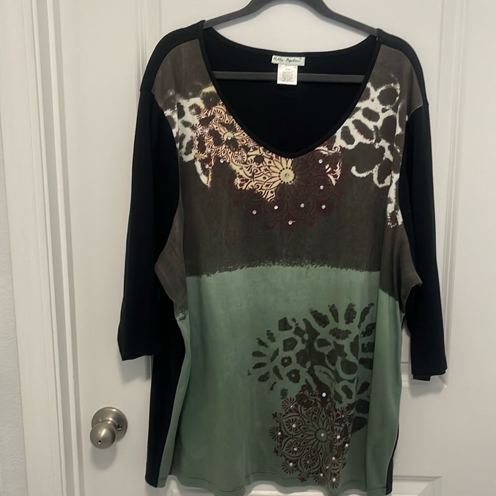 Women’s shirt with design and rhinestone 
3/4 sleeve